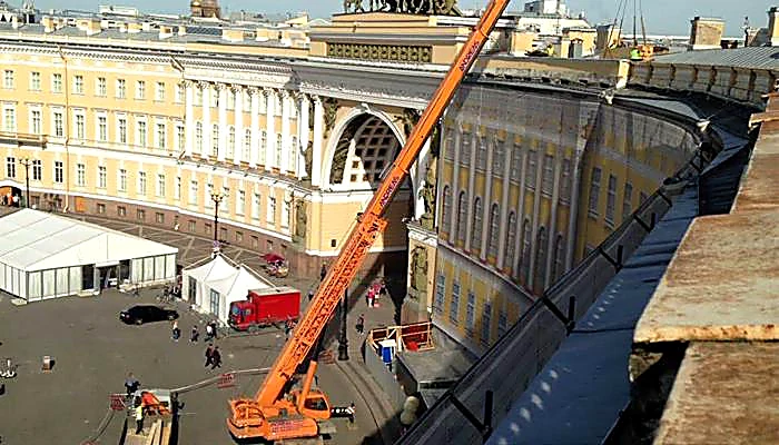 Автокран во дворе на Дворцовой площади