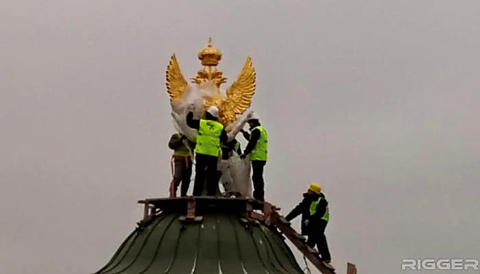 Подача конструкции на высоту у исторического здания